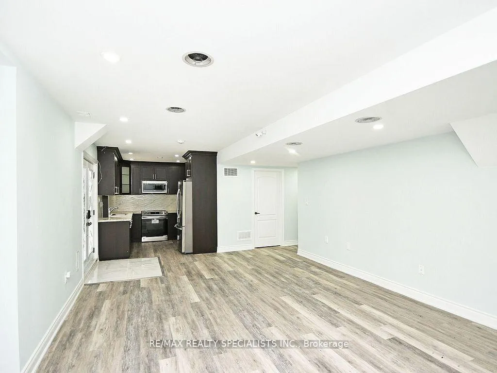 Photo 8 of 42 Midcrest Circle, Brampton, Credit Valley — HOMEH