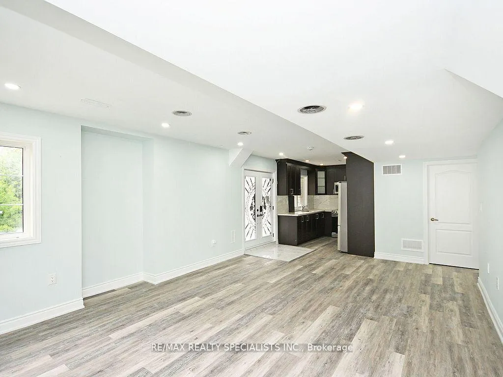 Photo 9 of 42 Midcrest Circle, Brampton, Credit Valley — HOMEH