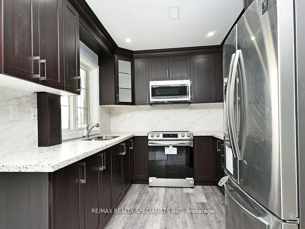 Photo 10 of 42 Midcrest Circle, Brampton, Credit Valley — HOMEH