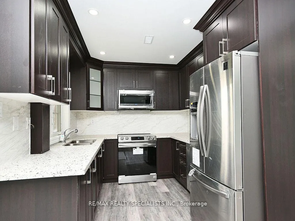 Photo 11 of 42 Midcrest Circle, Brampton, Credit Valley — HOMEH