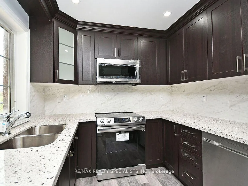 Photo 12 of 42 Midcrest Circle, Brampton, Credit Valley — HOMEH