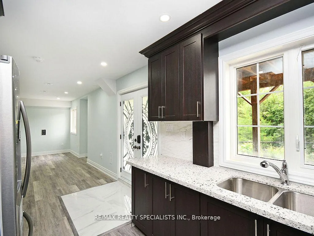 Photo 13 of 42 Midcrest Circle, Brampton, Credit Valley — HOMEH