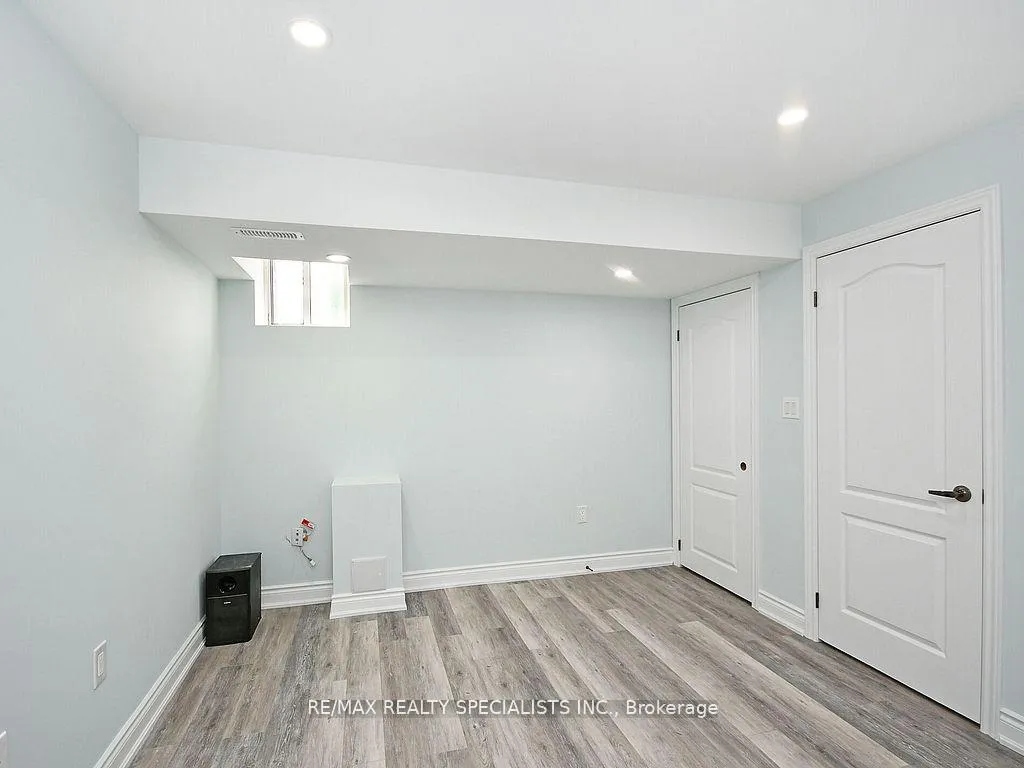 Photo 16 of 42 Midcrest Circle, Brampton, Credit Valley — HOMEH