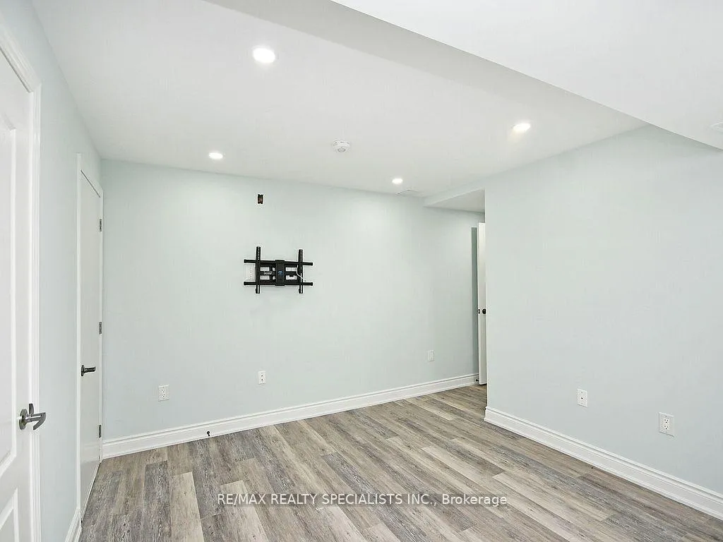 Photo 17 of 42 Midcrest Circle, Brampton, Credit Valley — HOMEH