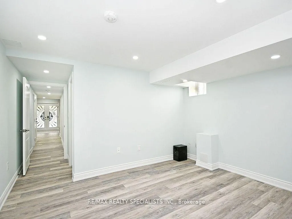 Photo 18 of 42 Midcrest Circle, Brampton, Credit Valley — HOMEH