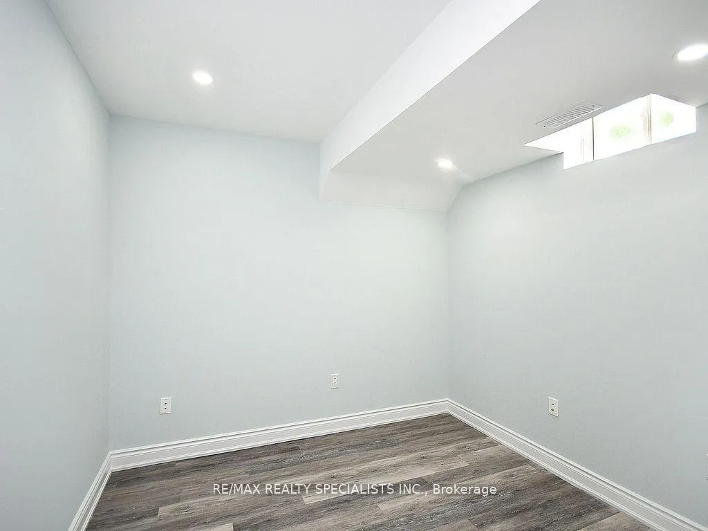 Photo 22 of 42 Midcrest Circle, Brampton, Credit Valley — HOMEH