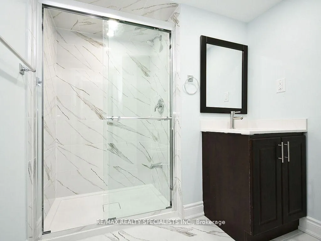 Photo 23 of 42 Midcrest Circle, Brampton, Credit Valley — HOMEH