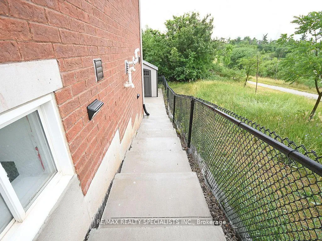 Photo 26 of 42 Midcrest Circle, Brampton, Credit Valley — HOMEH