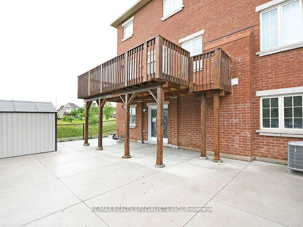 Photo 35 of 42 Midcrest Circle, Brampton, Credit Valley — HOMEH