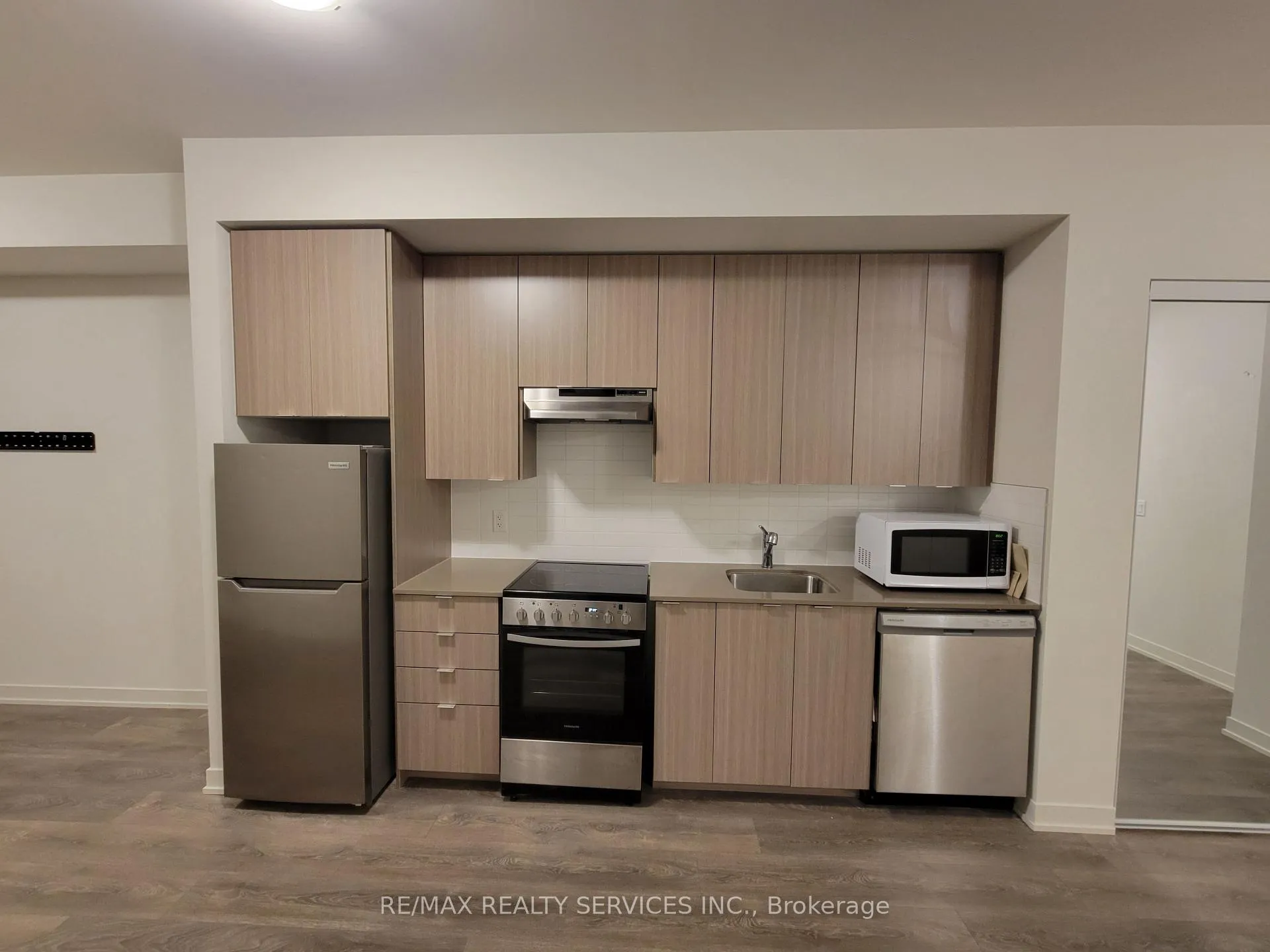 Photo 3 of 62 Sky Harbour Drive, Brampton, Brampton West — HOMEH