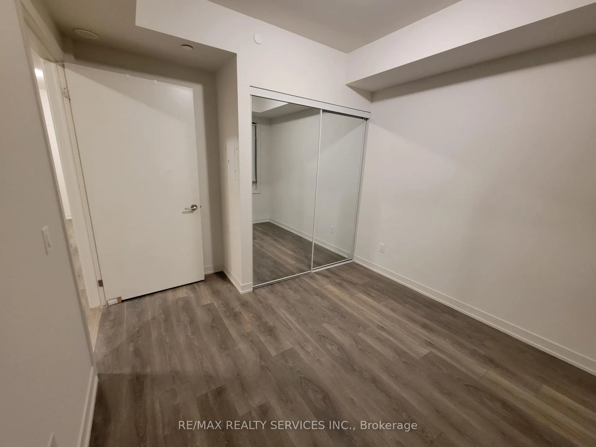 Photo 8 of 62 Sky Harbour Drive, Brampton, Brampton West — HOMEH