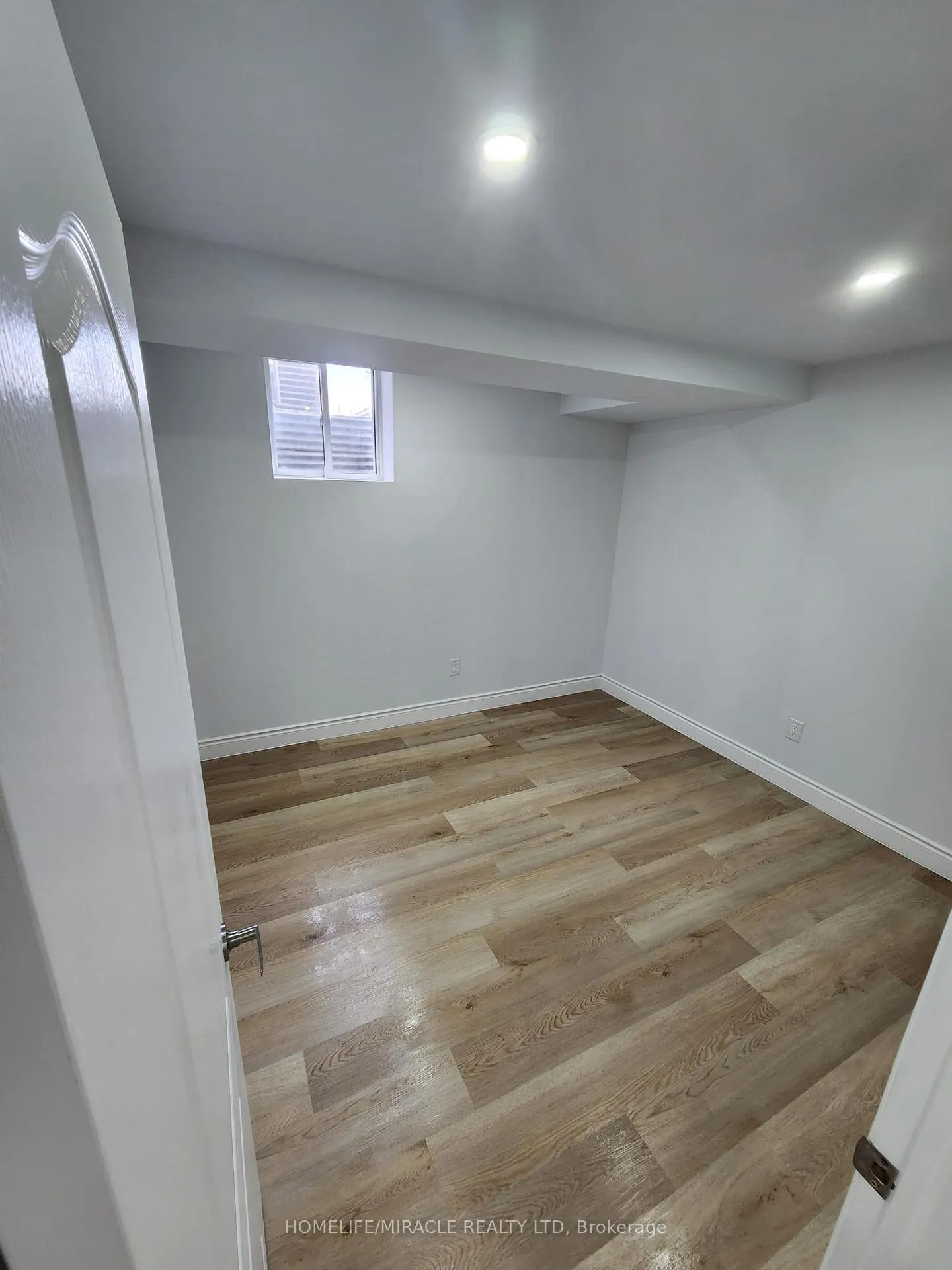 Photo 5 of 372 Valleyway Drive, Brampton, Credit Valley — HOMEH