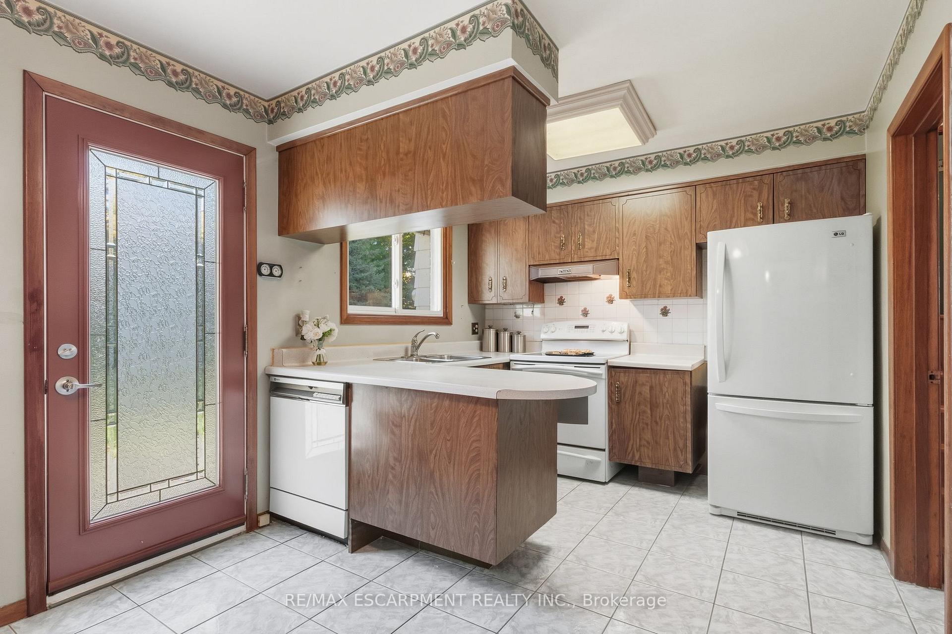 Photo 10 of 241 Tottenham Road, Burlington, Appleby — HOMEH