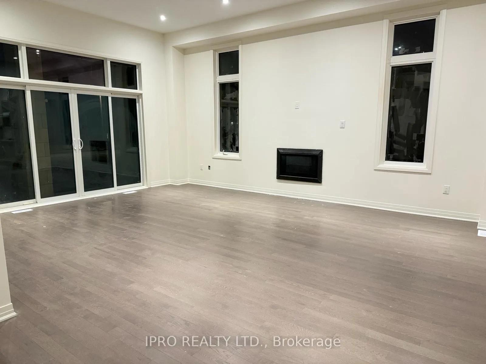Photo 4 of 2 Clipper Lane, Clarington, Bowmanville — HOMEH