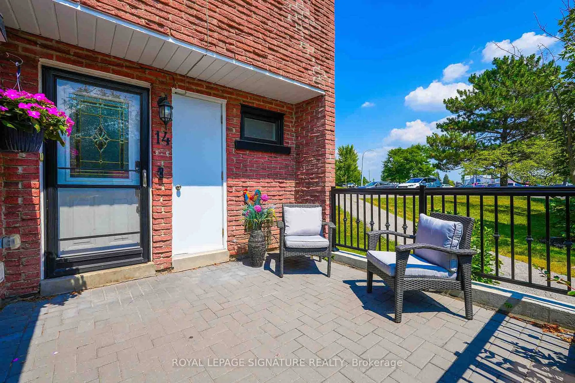 Photo 3 of 14 Poplar Crescent, Aurora, Aurora Highlands — HOMEH