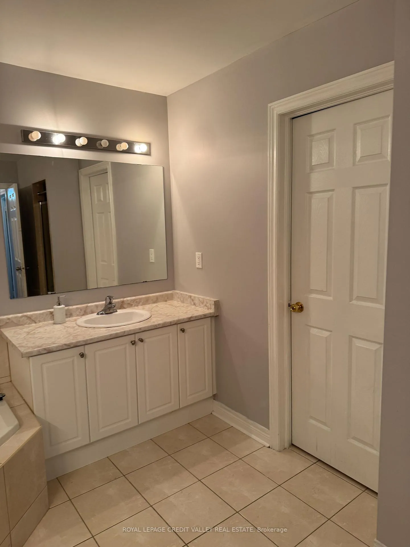 Photo 13 of Unit Upper, 10 Devondale Avenue, Brampton, Vales of Castlemore — HOMEH