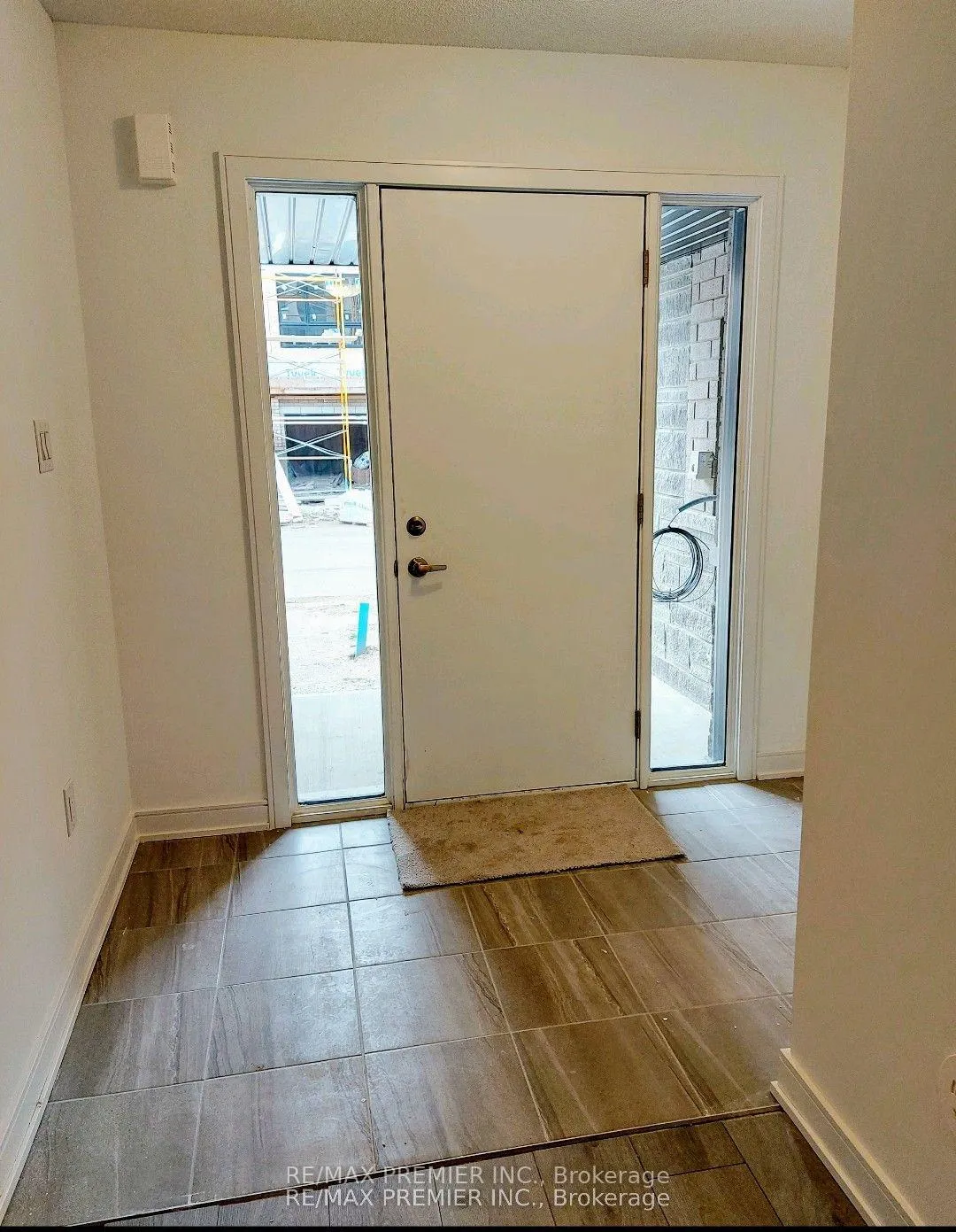 Photo 3 of 52 Red Maple Lane, Barrie, Innis-Shore — HOMEH