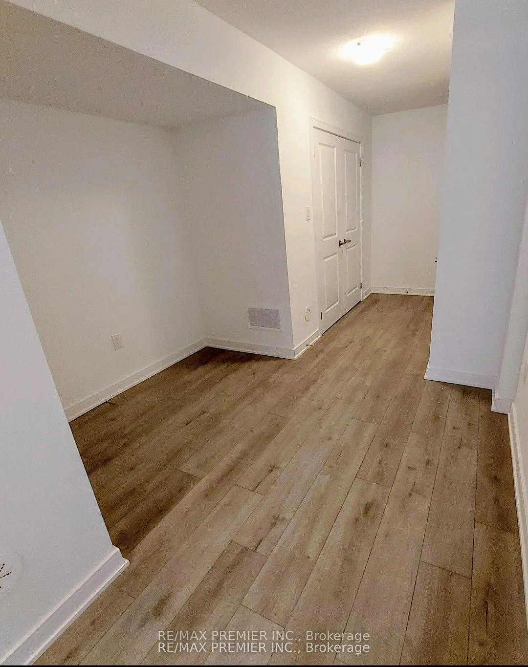 Photo 4 of 52 Red Maple Lane, Barrie, Innis-Shore — HOMEH
