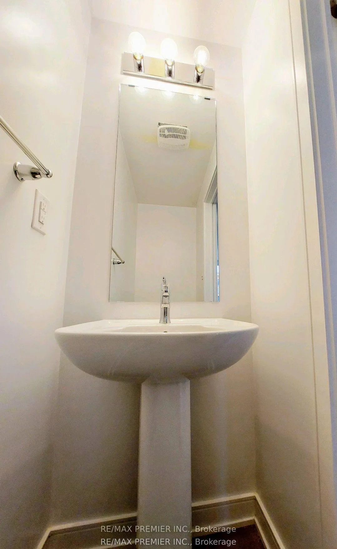 Photo 15 of 52 Red Maple Lane, Barrie, Innis-Shore — HOMEH