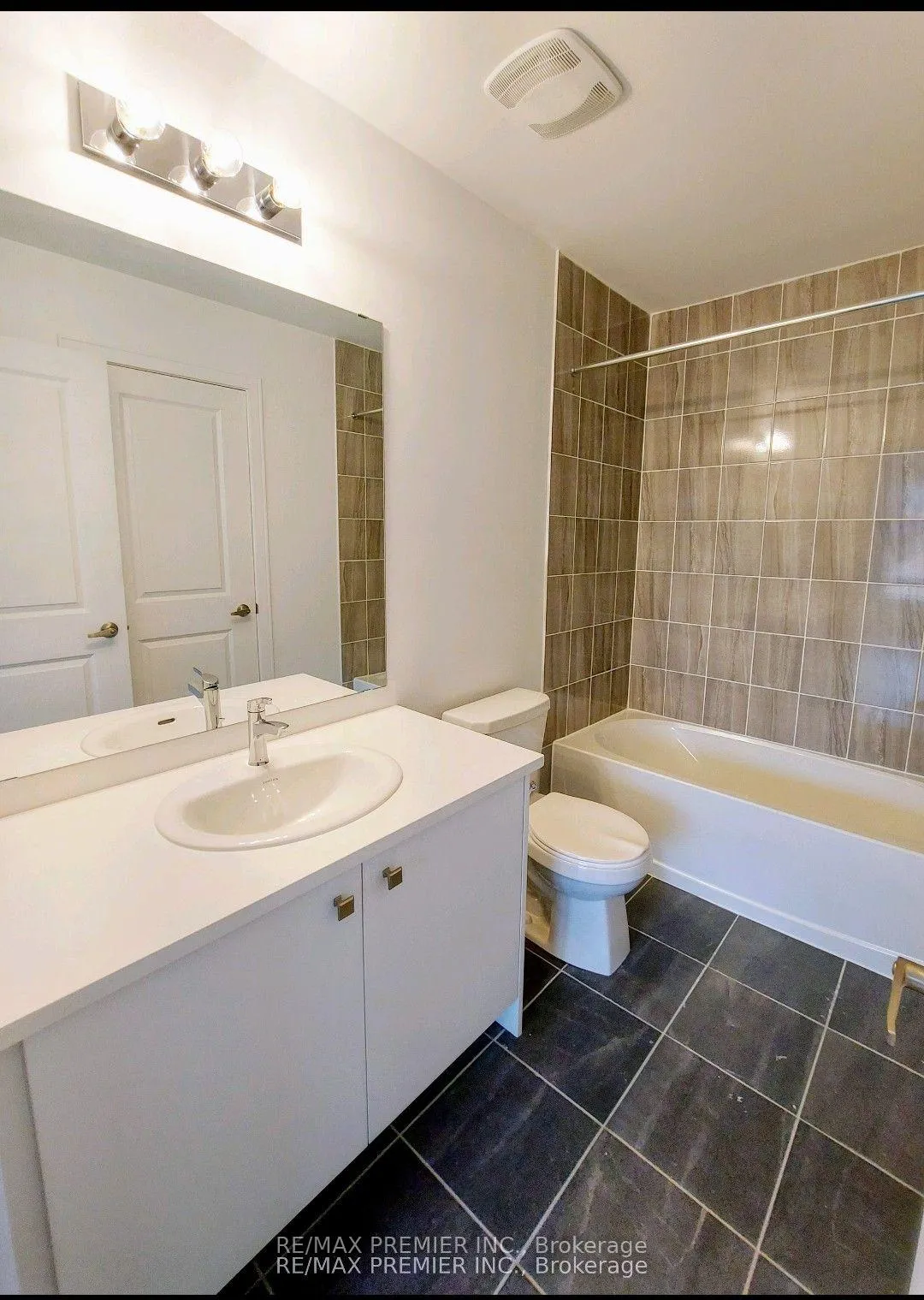 Photo 17 of 52 Red Maple Lane, Barrie, Innis-Shore — HOMEH