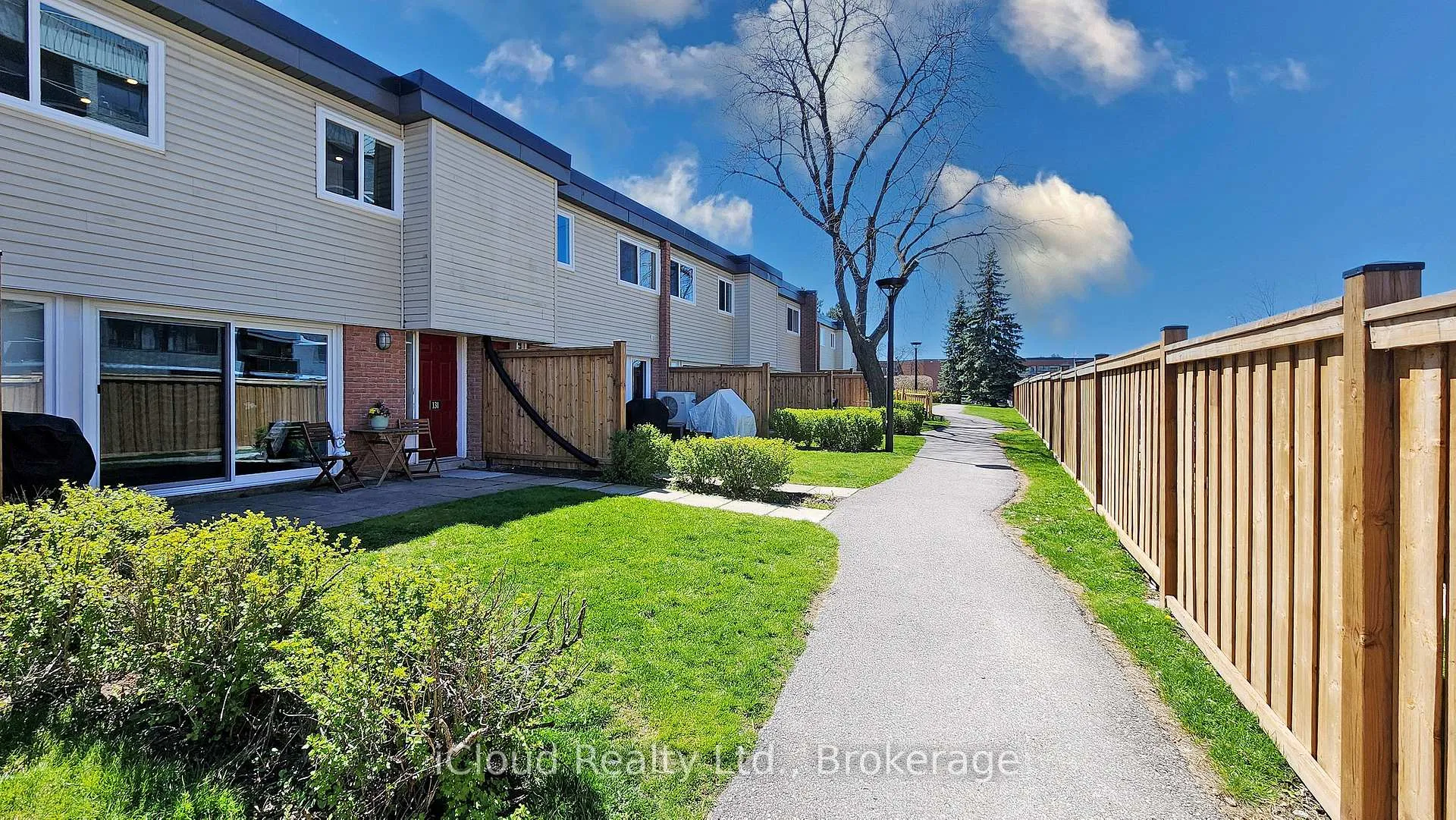Photo 2 of 131 Milestone Crescent, Aurora, Aurora Village — HOMEH