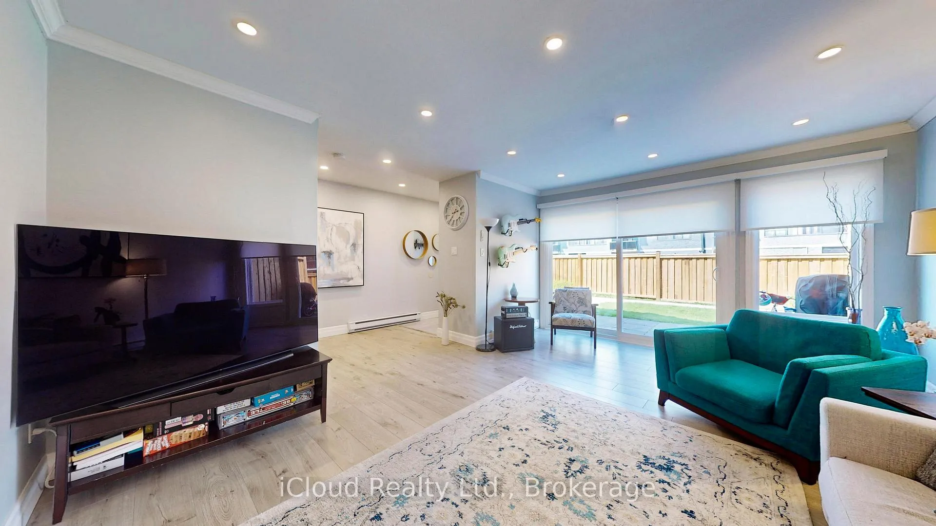 Photo 5 of 131 Milestone Crescent, Aurora, Aurora Village — HOMEH