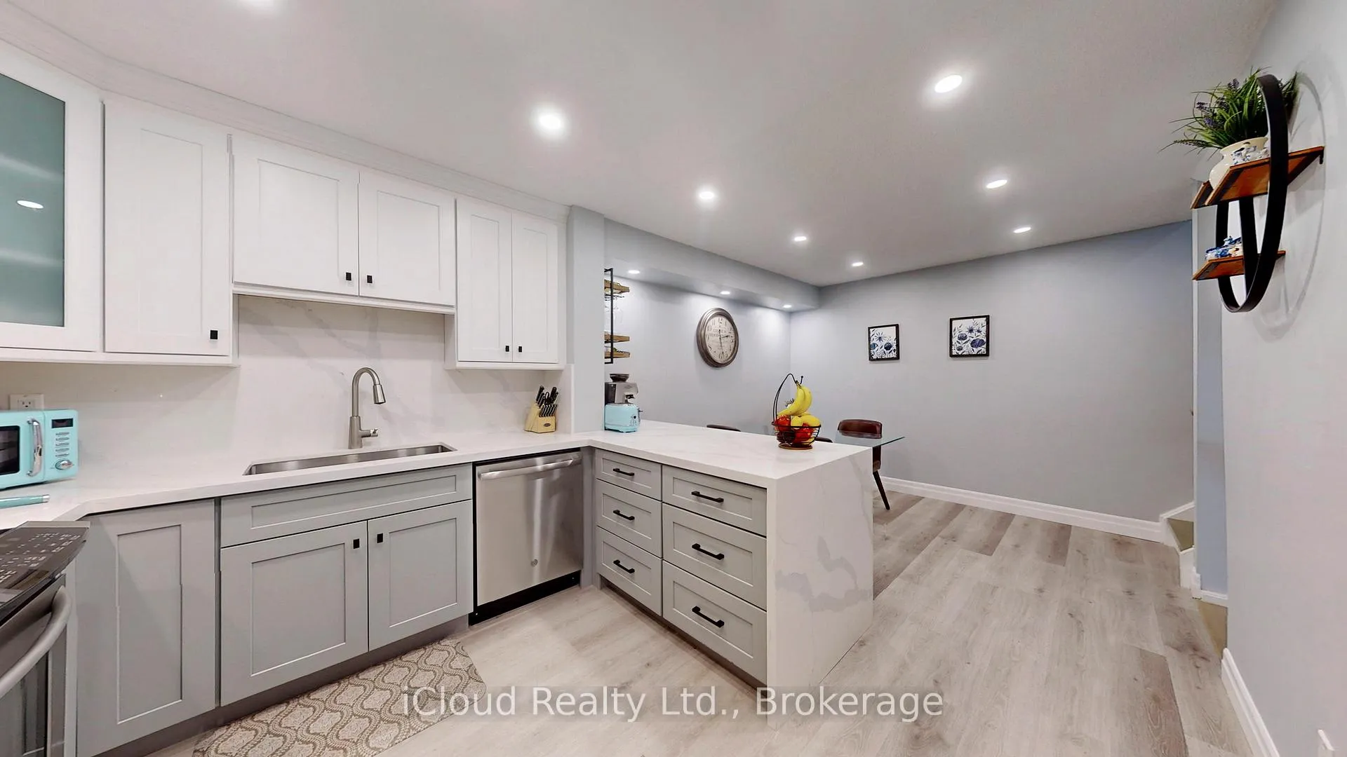 Photo 9 of 131 Milestone Crescent, Aurora, Aurora Village — HOMEH