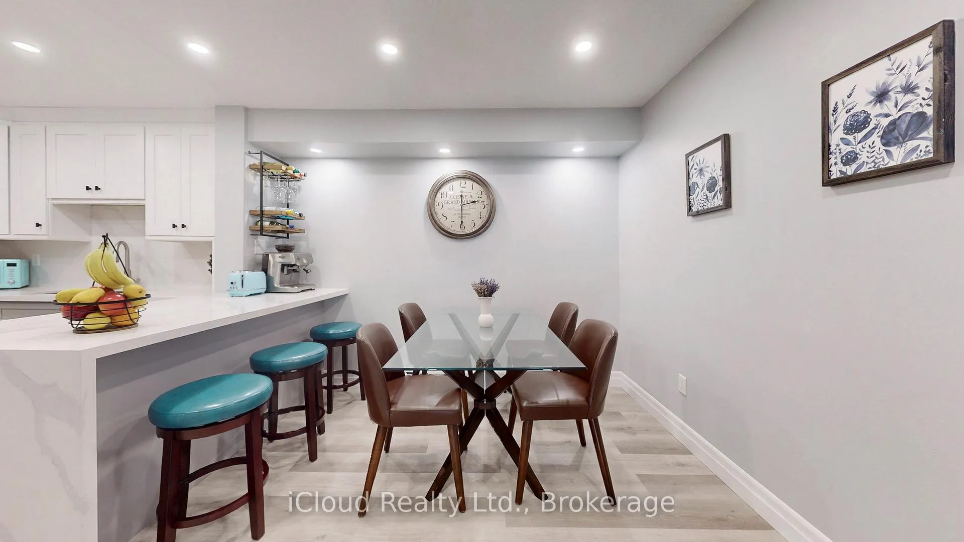 Photo 10 of 131 Milestone Crescent, Aurora, Aurora Village — HOMEH