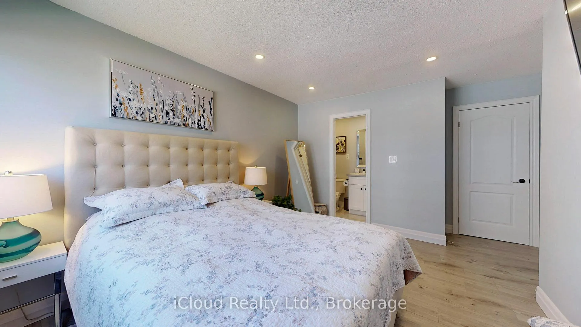 Photo 12 of 131 Milestone Crescent, Aurora, Aurora Village — HOMEH