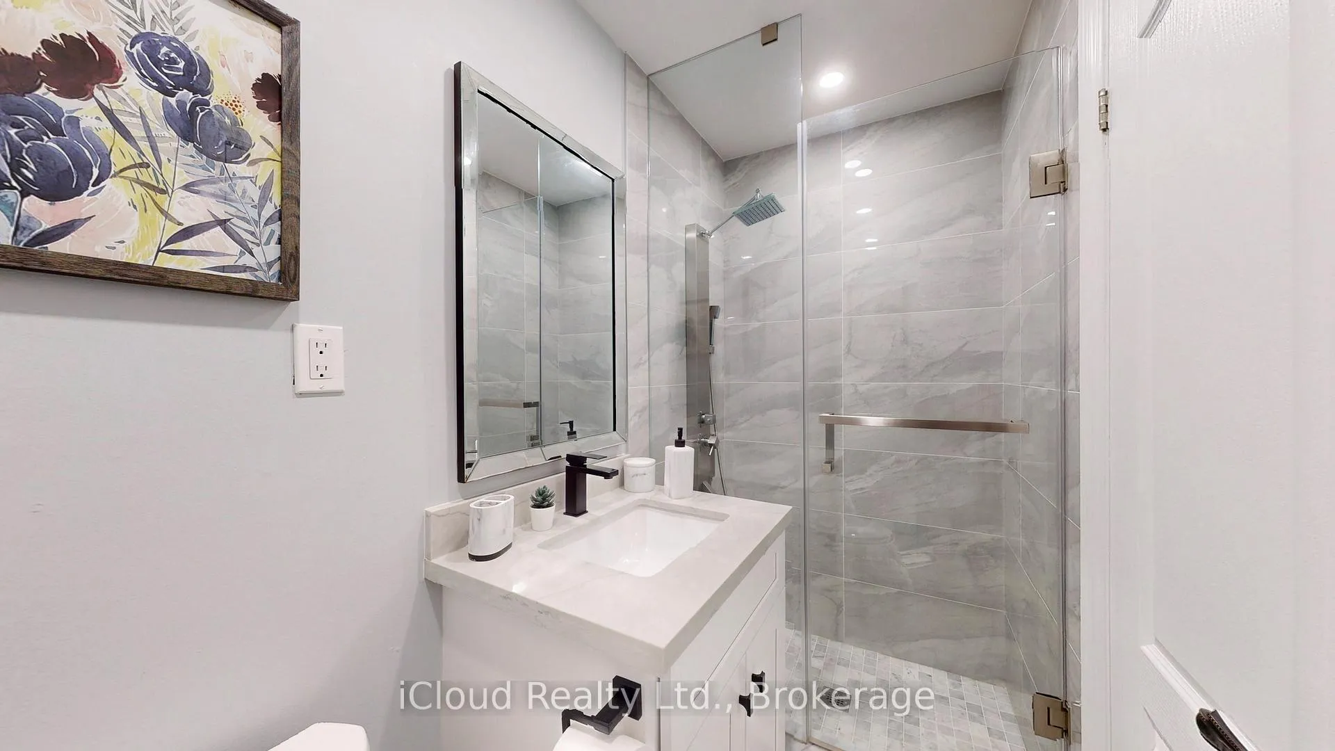 Photo 14 of 131 Milestone Crescent, Aurora, Aurora Village — HOMEH