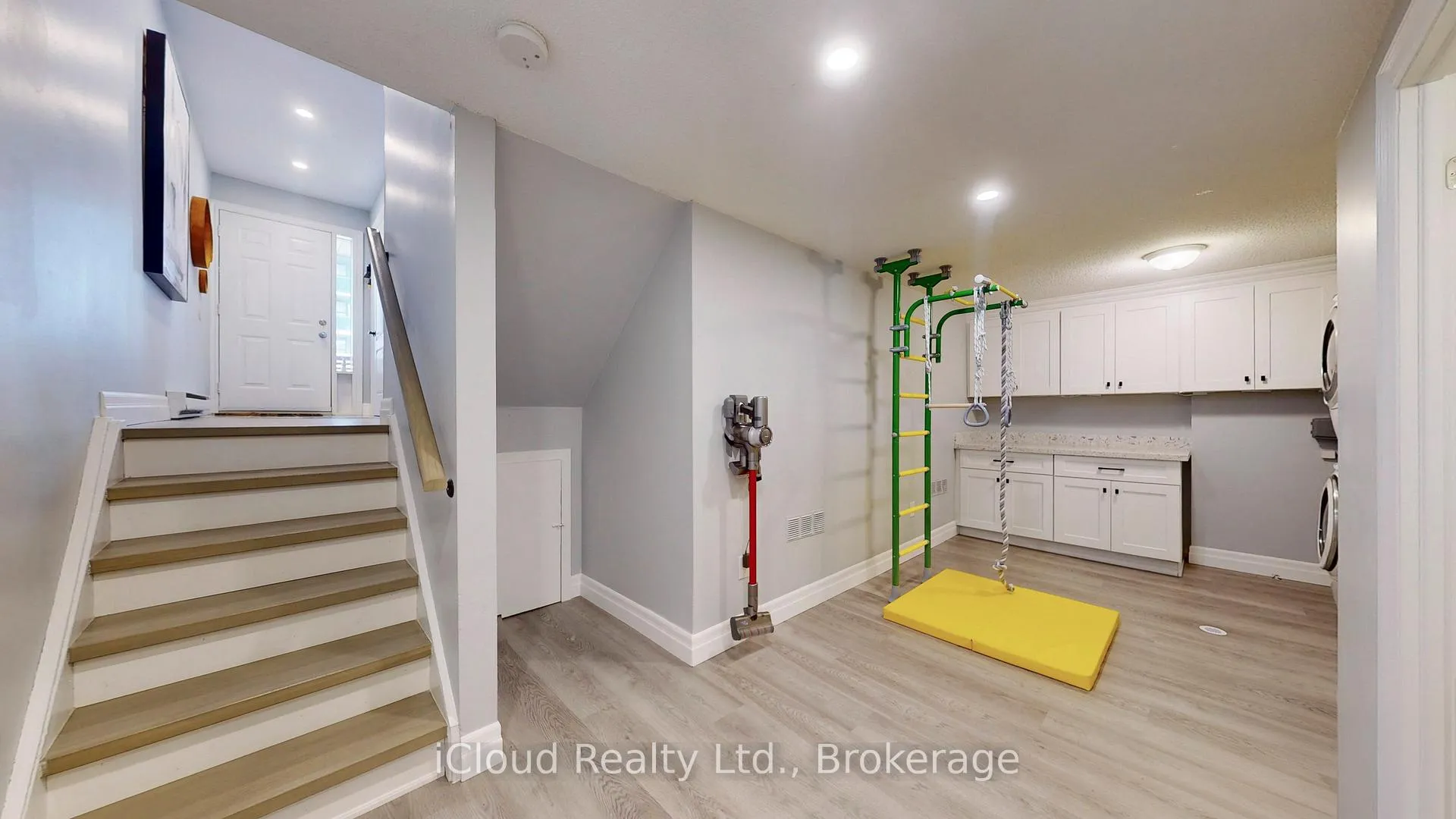 Photo 19 of 131 Milestone Crescent, Aurora, Aurora Village — HOMEH