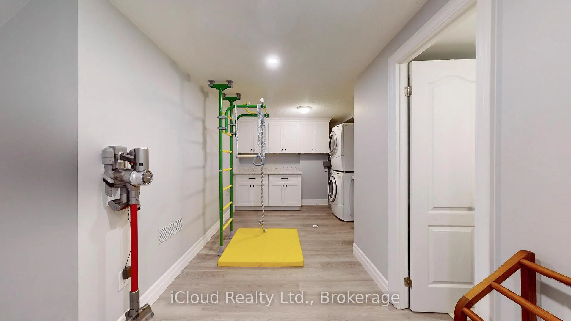 Photo 20 of 131 Milestone Crescent, Aurora, Aurora Village — HOMEH