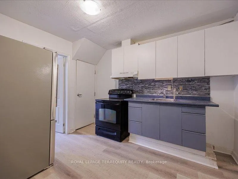 Photo 5 of Unit 1, 166 Main Street N, Brampton, Downtown Brampton — HOMEH