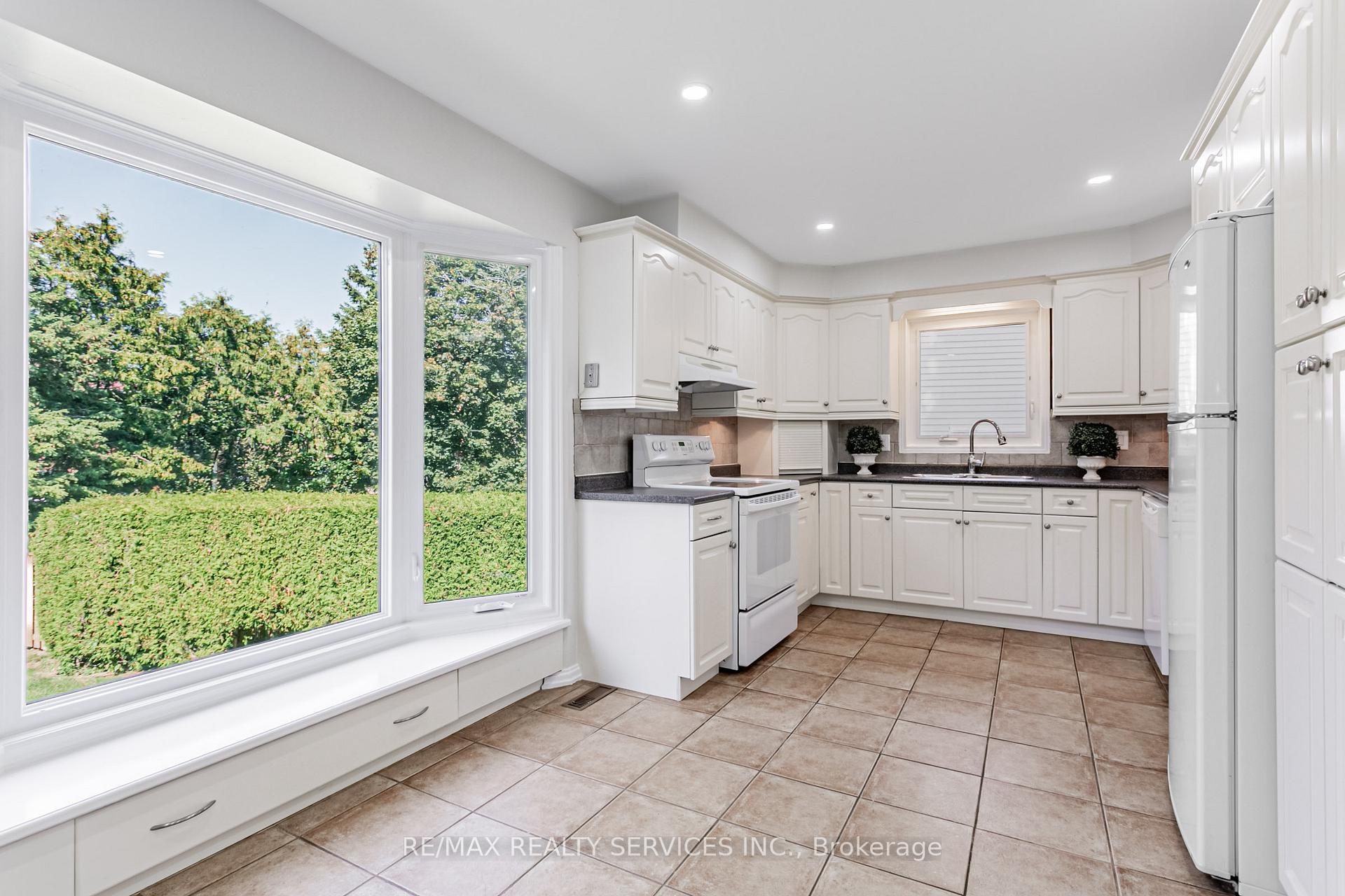 Photo 18 of 16 Marchmount Crescent, Brampton, Central Park — HOMEH