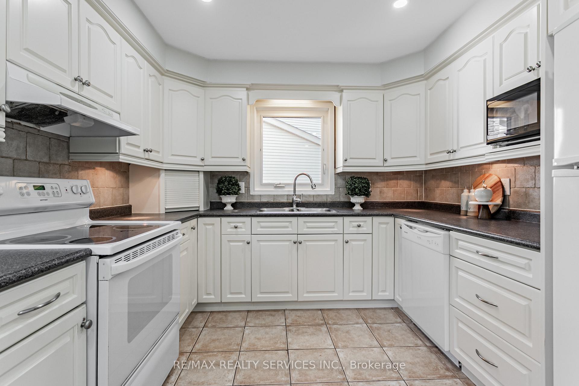 Photo 19 of 16 Marchmount Crescent, Brampton, Central Park — HOMEH