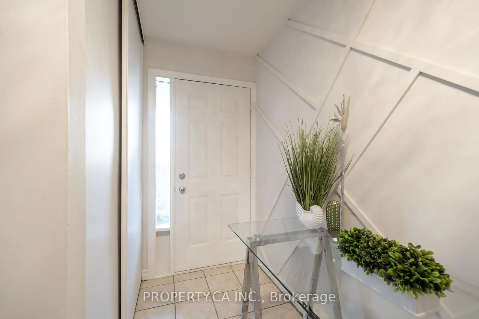 Photo 9 of 311 Milestone Crescent, Aurora, Aurora Village — HOMEH