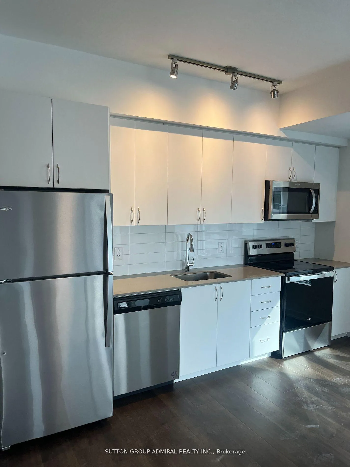Photo 3 of 56 Lakeside Terrace, Barrie, Little Lake — HOMEH