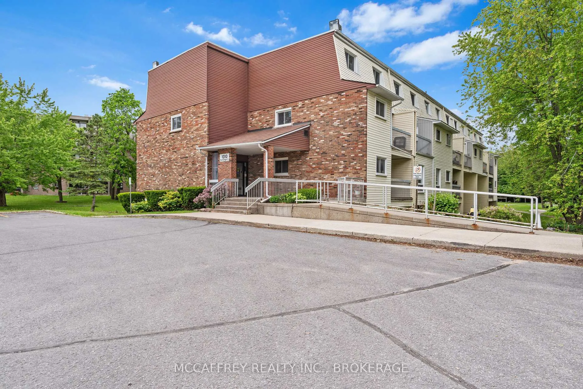 Photo 2 of 1010 Pembridge Crescent, Kingston, North of Taylor-Kidd Blvd — HOMEH