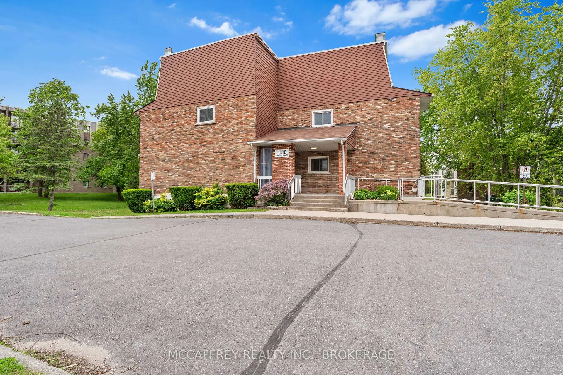 Photo 3 of 1010 Pembridge Crescent, Kingston, North of Taylor-Kidd Blvd — HOMEH
