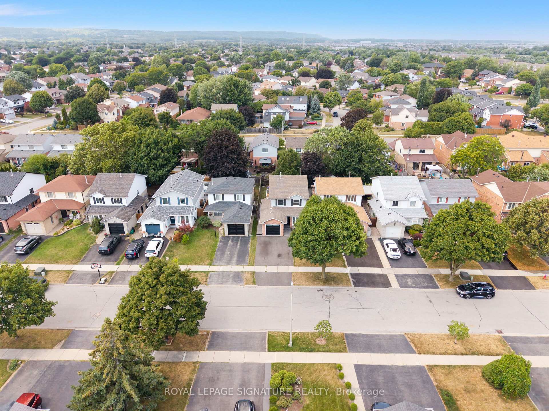 Photo 2 of 2048 Chrisdon Road, Burlington, Headon — HOMEH