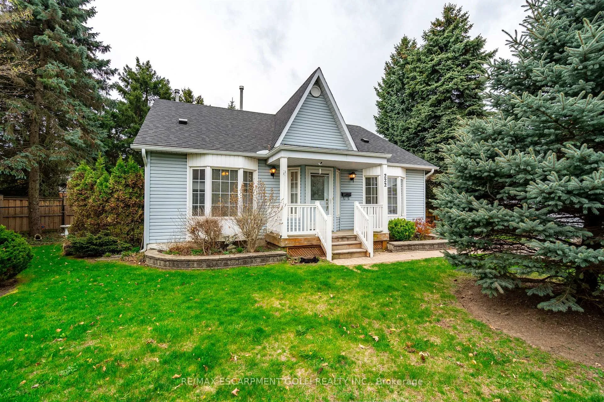 Front of 222 Silverbirch Boulevard