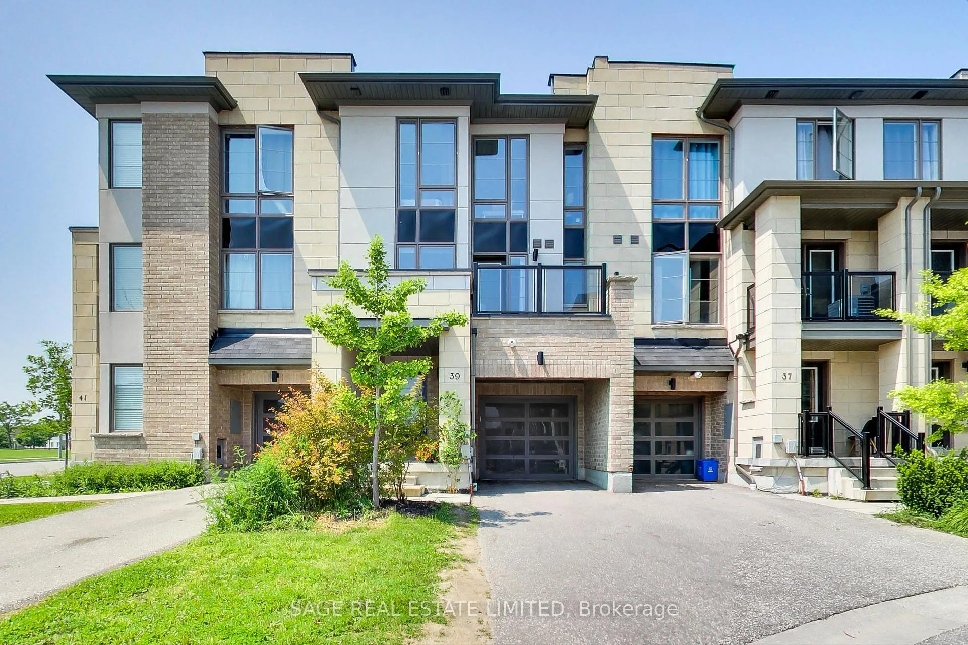 Front of 39 Pallock Hill Way