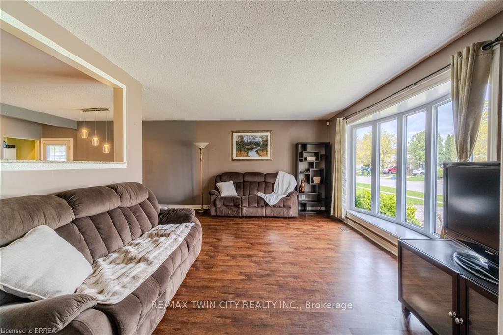 Photo 5 of 41 Forest Drive, Brant, Paris — HOMEH