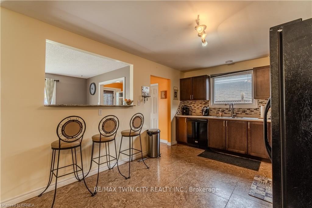 Photo 8 of 41 Forest Drive, Brant, Paris — HOMEH