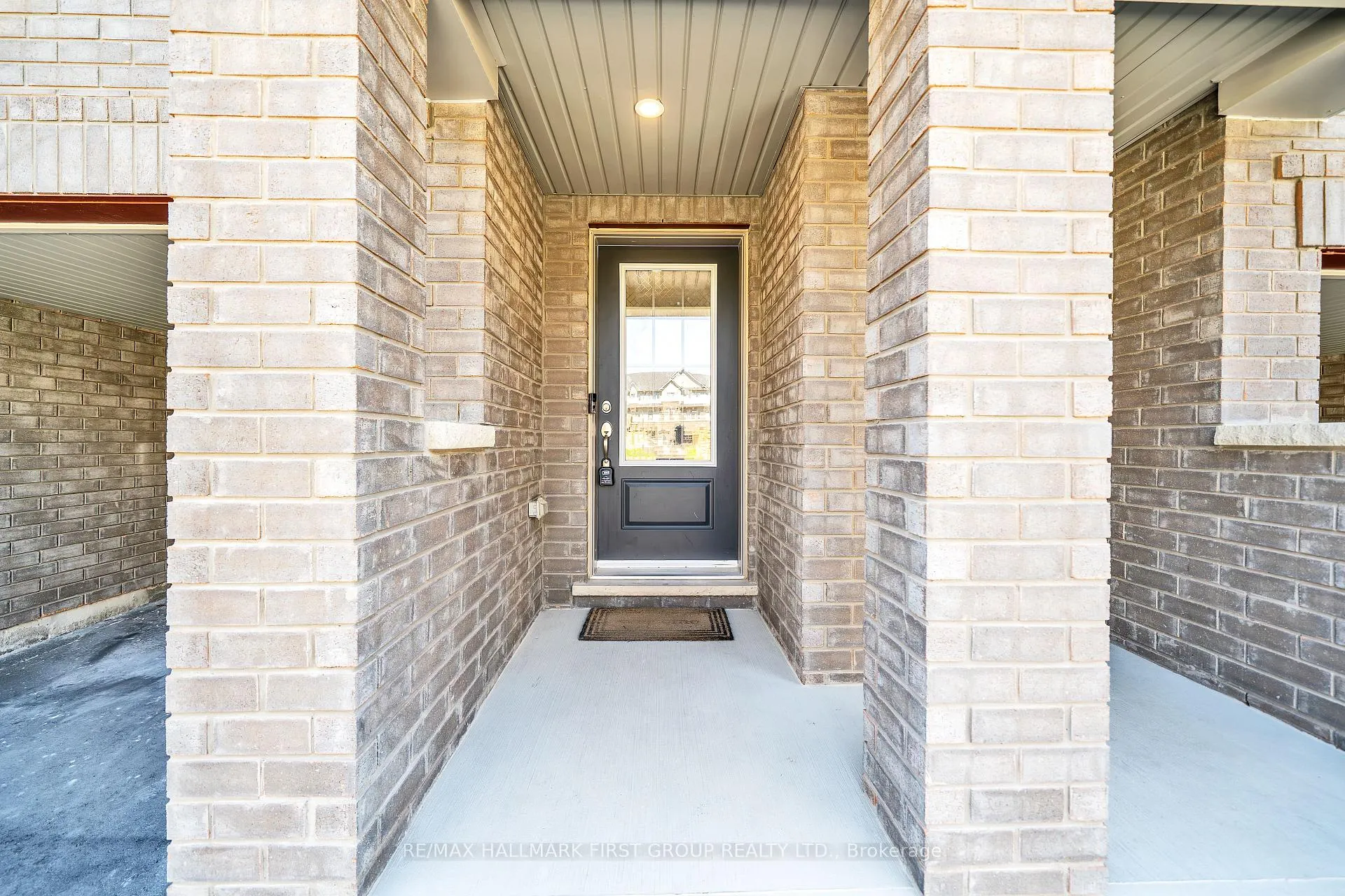Photo 3 of 137 Danzatore Path, Oshawa, Windfields — HOMEH