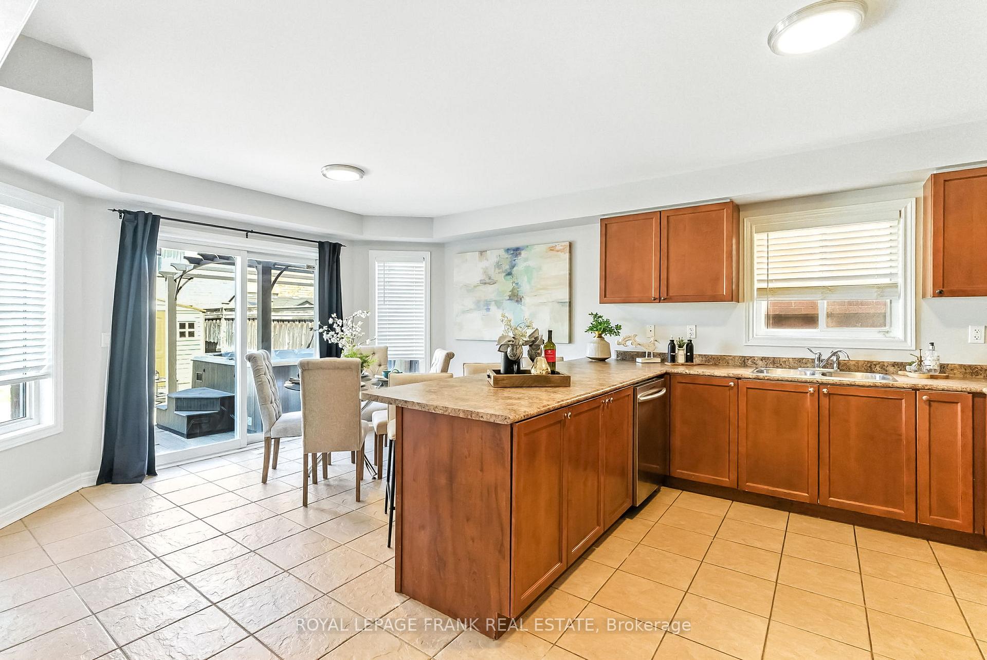 Photo 14 of 34 Rosswell Drive, Clarington, Courtice — HOMEH