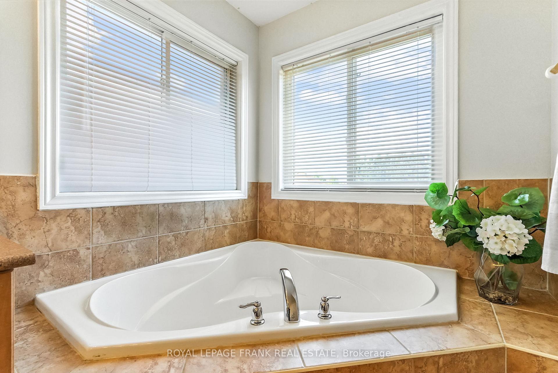 Photo 23 of 34 Rosswell Drive, Clarington, Courtice — HOMEH