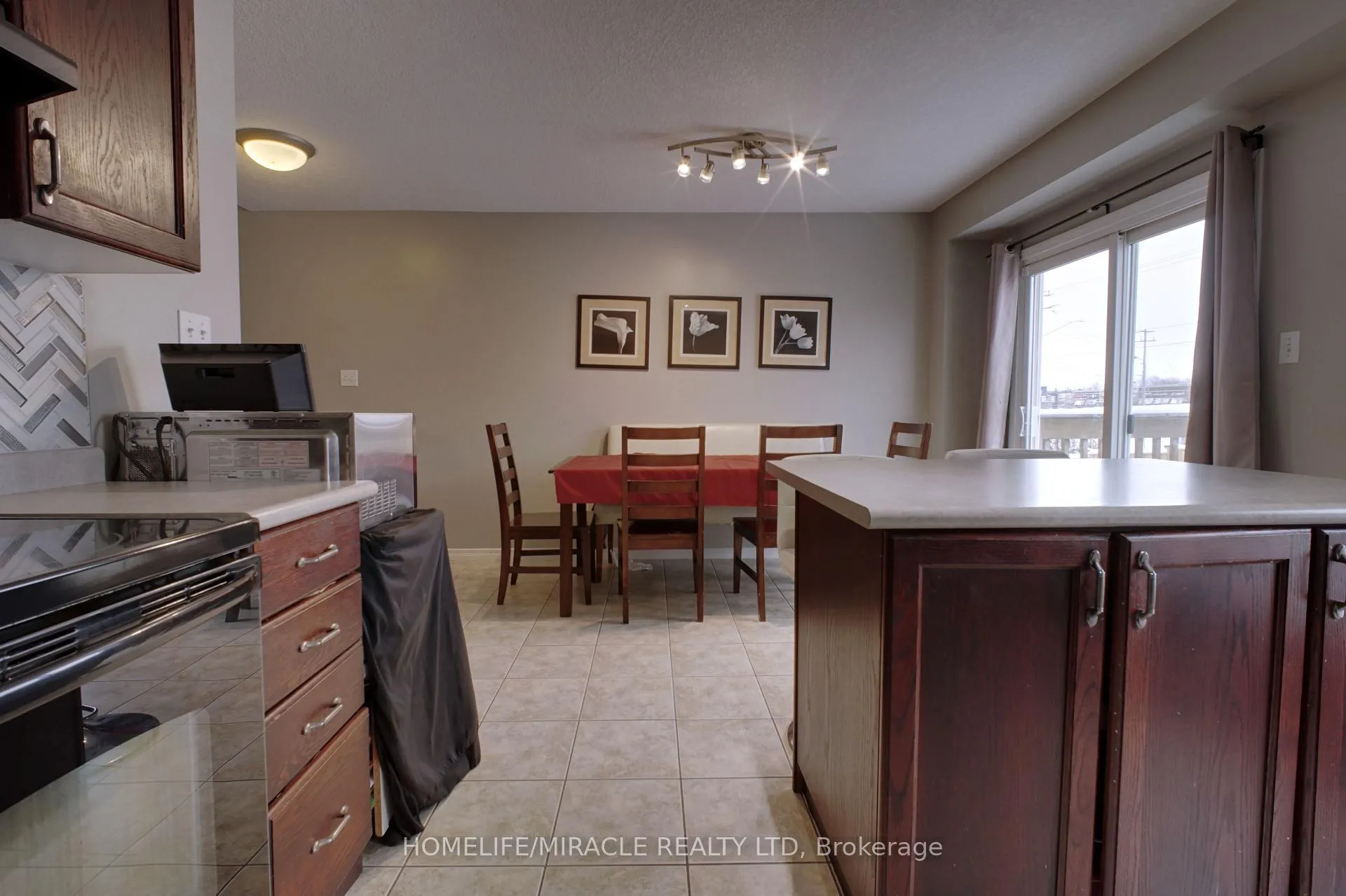 Photo 3 of 206 Westmeadow Drive, Kitchener — HOMEH