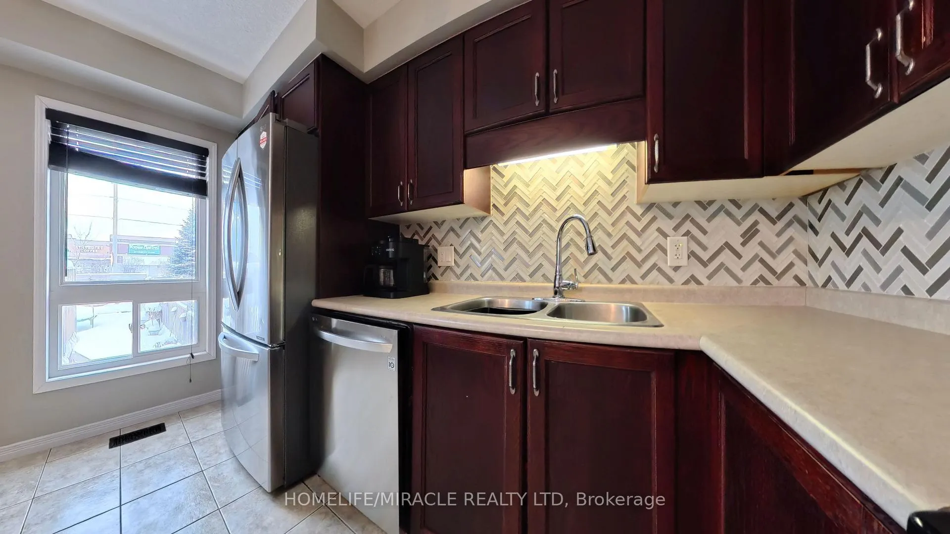 Photo 11 of 206 Westmeadow Drive, Kitchener — HOMEH