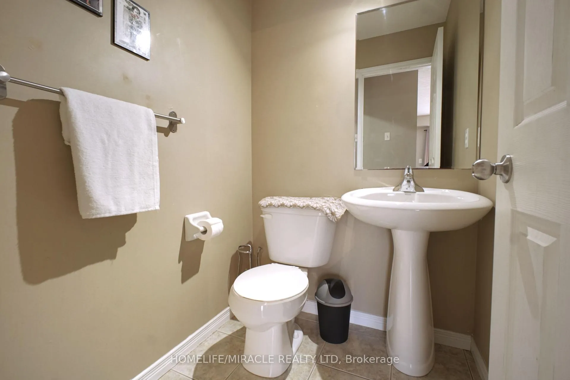 Photo 13 of 206 Westmeadow Drive, Kitchener — HOMEH